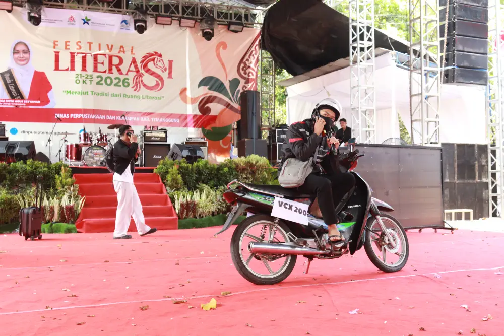 Kreativitas dan Seni Santri Zabisa di Festival Literasi Temanggung 2026 di Halaman Perpusda Temanggung Musikalisasi Puisi
